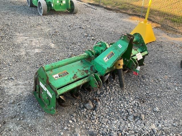 John Deere 665 动力旋转耙