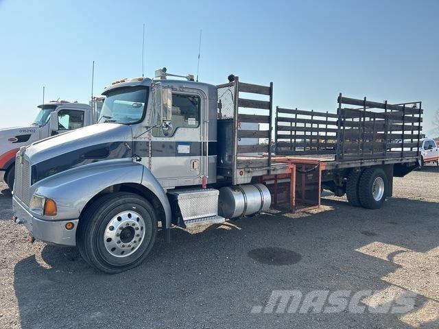 Kenworth T-300 平板栏板货车