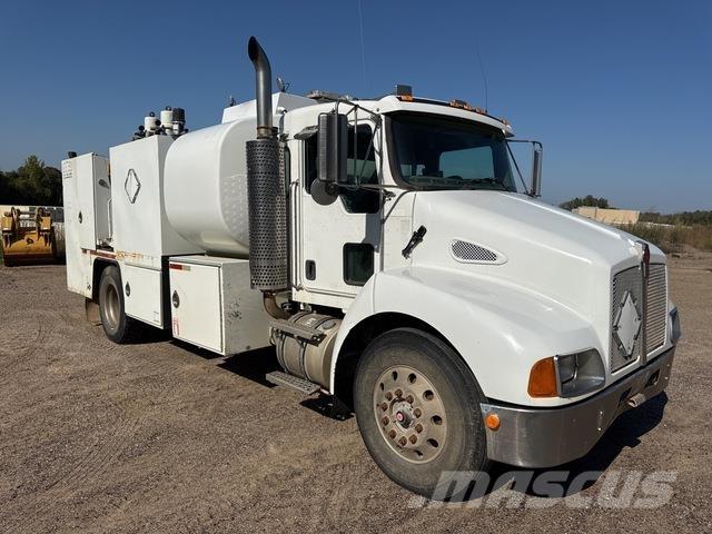 Kenworth T300 油罐车