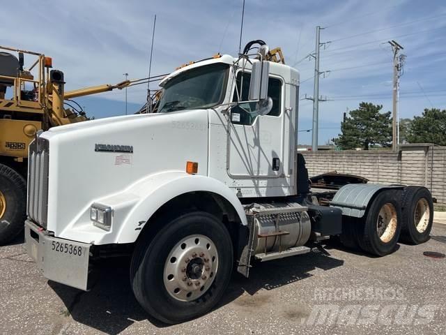 Kenworth T800B 牵引车