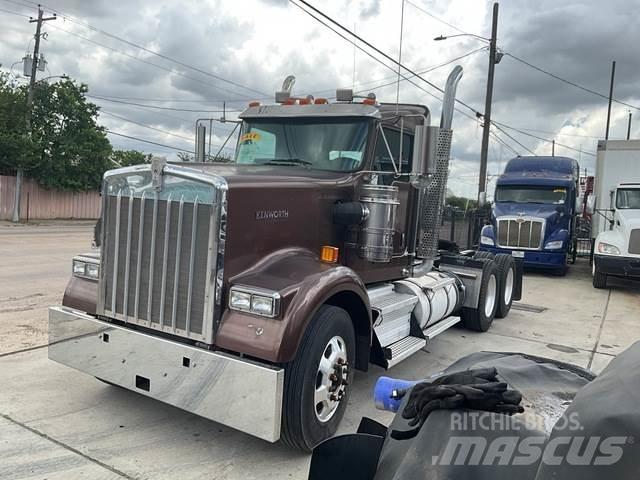 Kenworth W900 牵引车