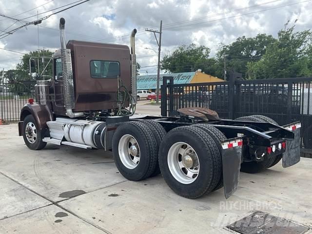 Kenworth W900 牵引车