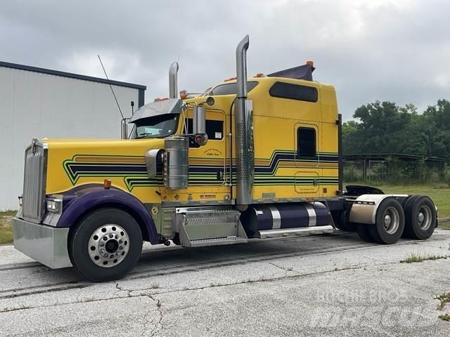 Kenworth W900 牵引车