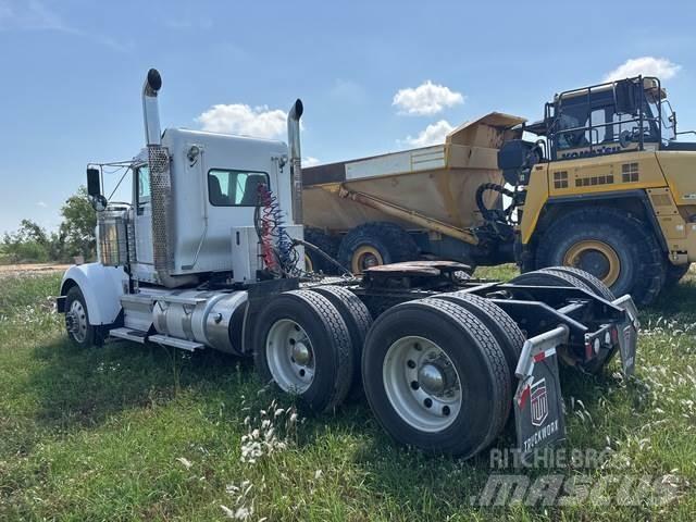 Kenworth W900 牵引车