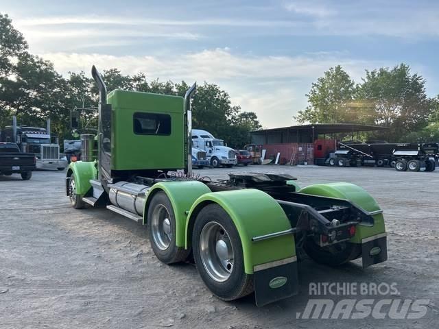 Kenworth W900 牵引车