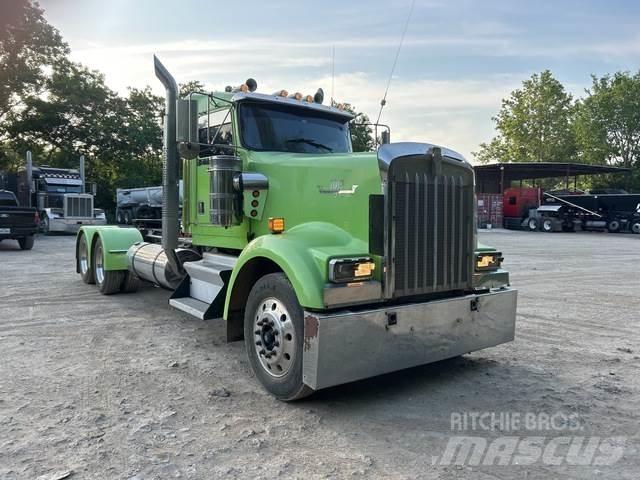 Kenworth W900 牵引车