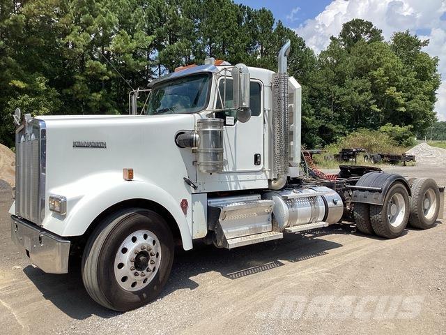 Kenworth W900 牵引车