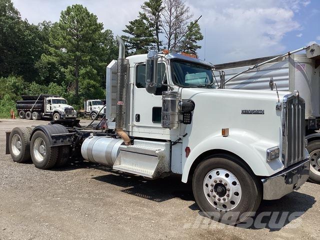 Kenworth W900 牵引车