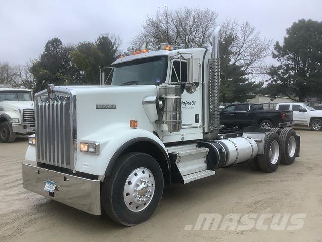 Kenworth W900 牵引车