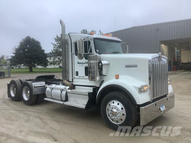 Kenworth W900 牵引车