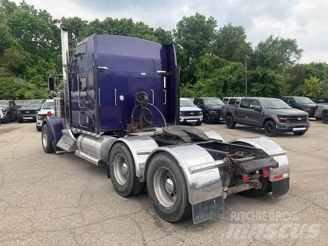 Kenworth W900L 牵引车