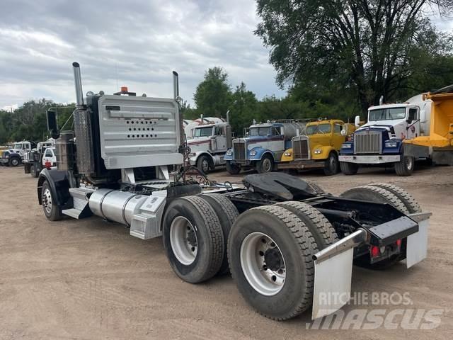 Kenworth W900L 牵引车