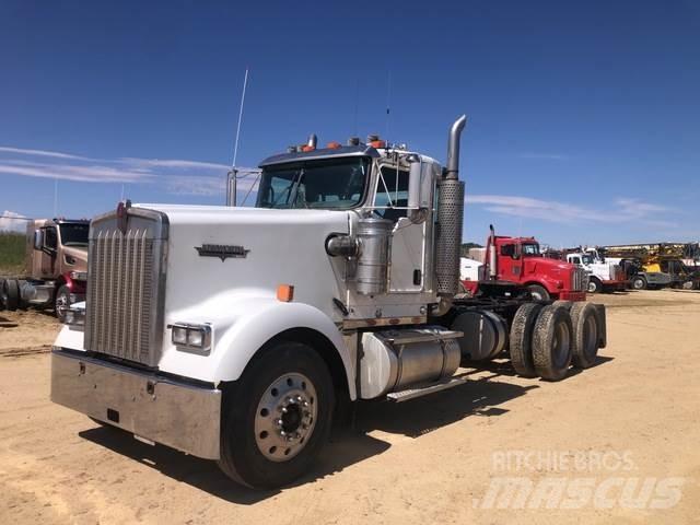 Kenworth W900L 牵引车