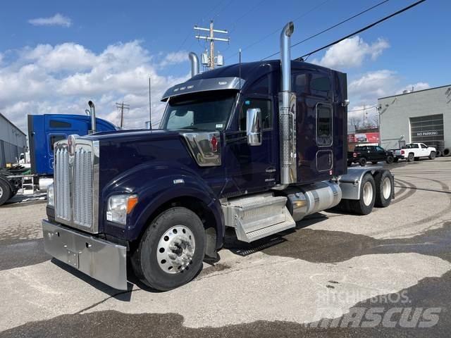 Kenworth W990 牵引车