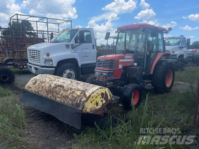 Kubota M5700 室内清扫机