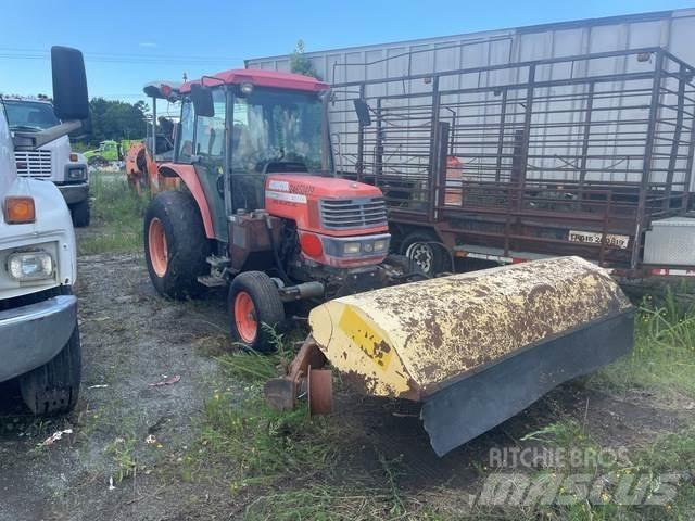 Kubota M5700 室内清扫机