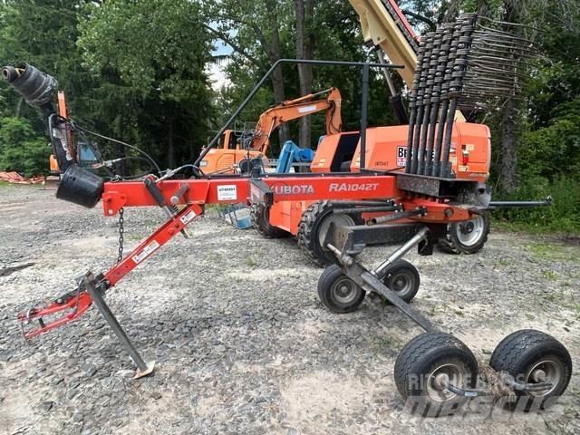 Kubota RA1042T 犁耙和摊草机