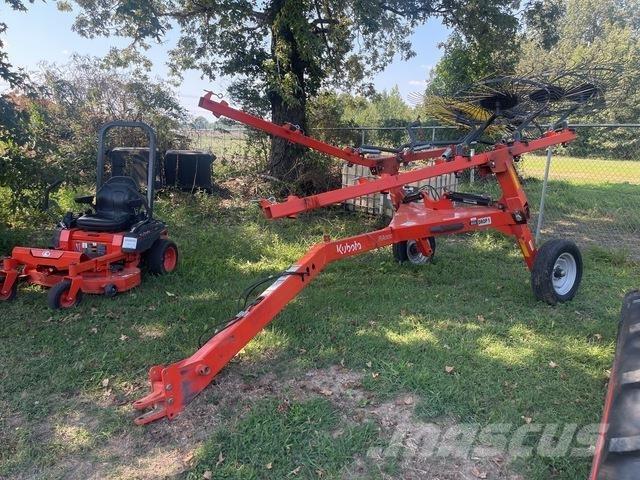 Kubota RA110CR 犁耙和摊草机