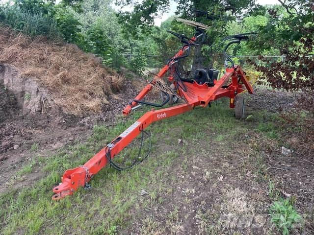 Kubota RA210CR 犁耙和摊草机