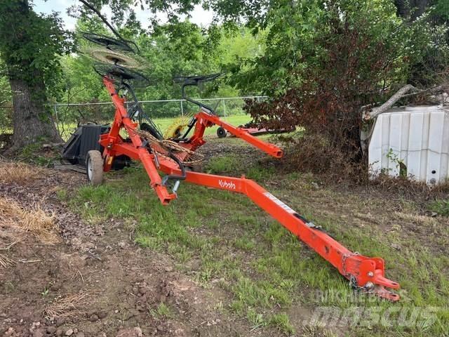 Kubota RA210CR 犁耙和摊草机
