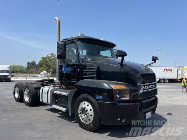 Mack AN64T 牵引车