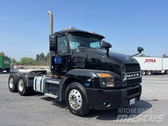 Mack AN64T 牵引车