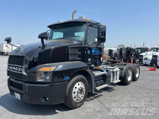 Mack AN64T 牵引车