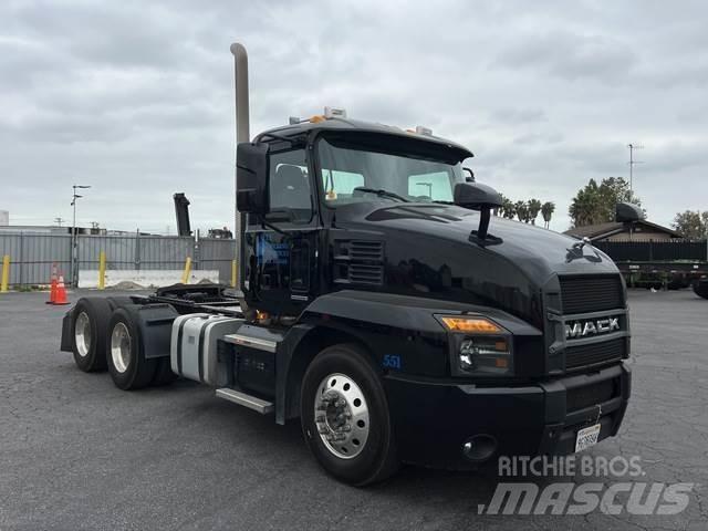 Mack AN64T 牵引车