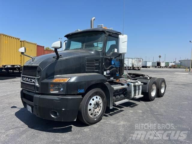 Mack AN64T 牵引车
