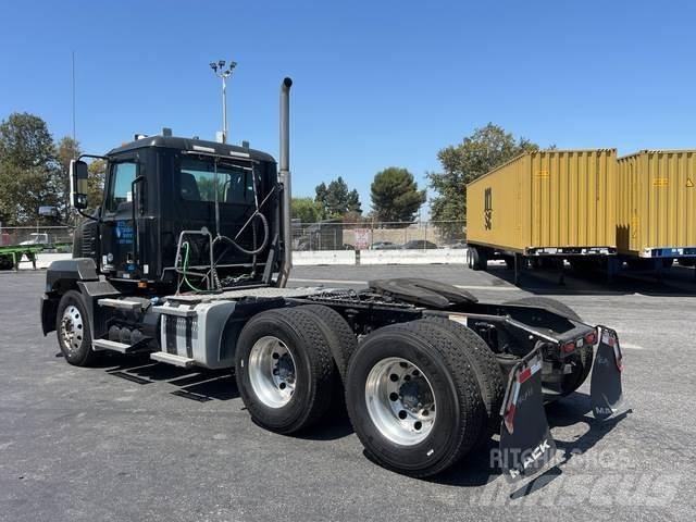 Mack AN64T 牵引车