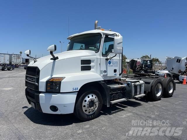 Mack AN64T 牵引车