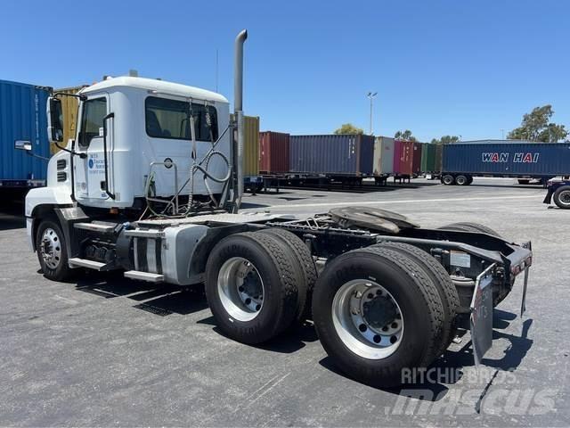 Mack AN64T 牵引车