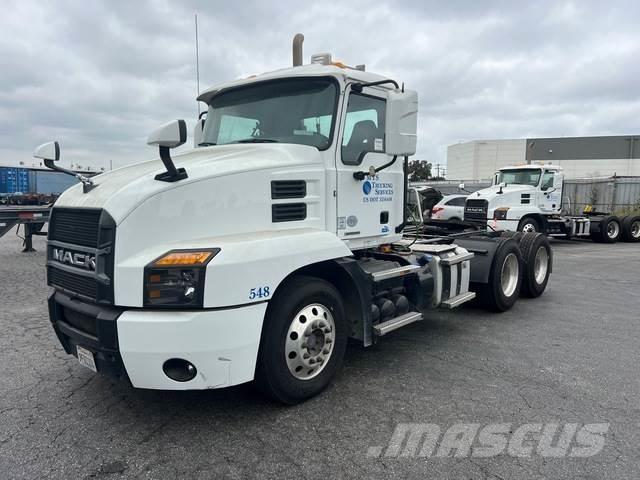 Mack AN64T 牵引车
