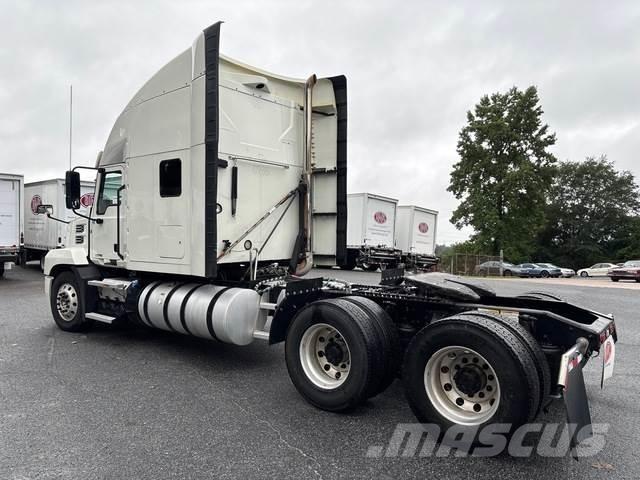 Mack AN64T 牵引车