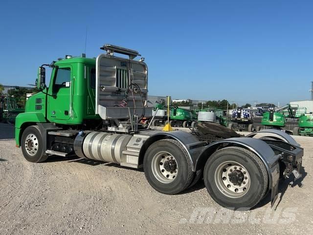 Mack AN64T 牵引车