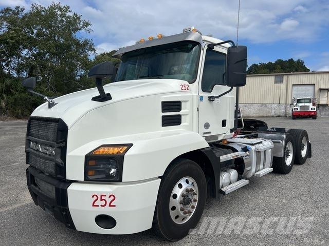 Mack AN64T 牵引车