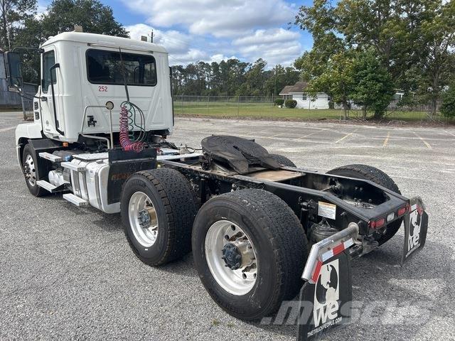 Mack AN64T 牵引车