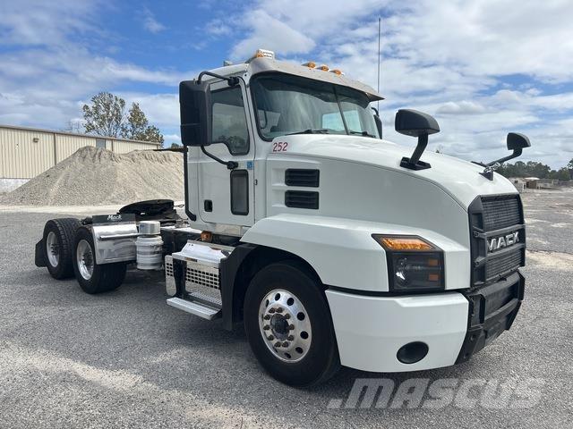 Mack AN64T 牵引车