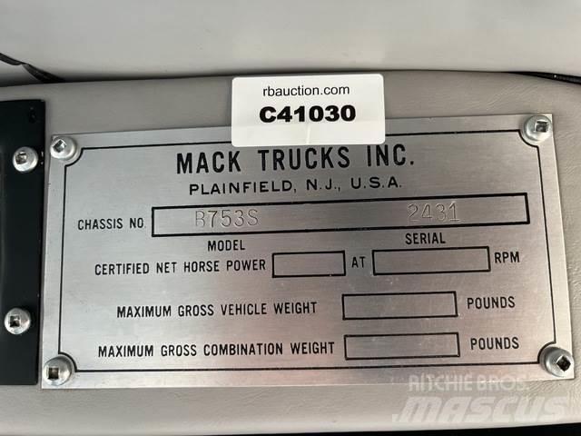 Mack B75 牵引车