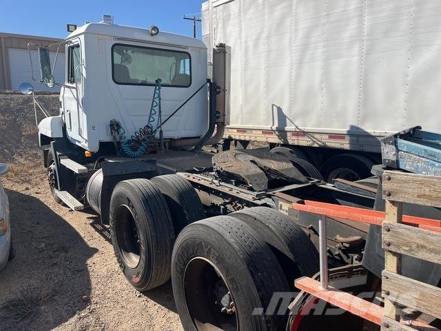Mack CH613 牵引车