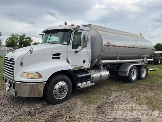 Mack CH613 油罐车