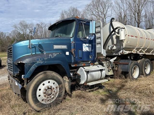 Mack CH613 牵引车