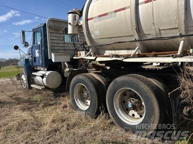 Mack CH613 牵引车