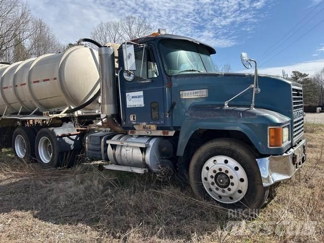 Mack CH613 牵引车