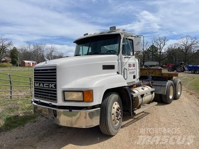 Mack CH613 牵引车