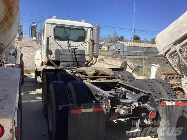 Mack CH613 牵引车