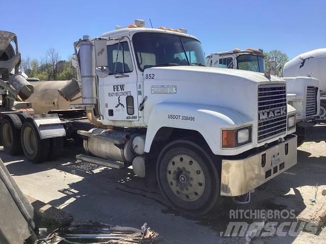 Mack CH613 牵引车