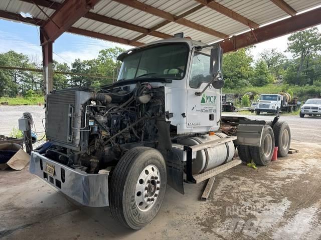 Mack CH613 牵引车
