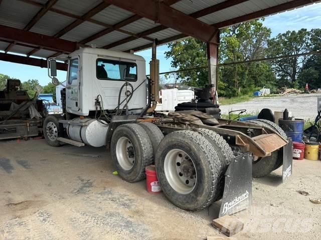 Mack CH613 牵引车