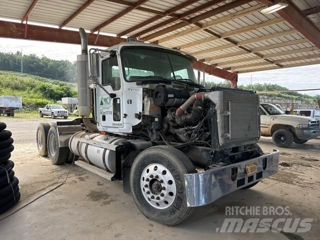 Mack CH613 牵引车